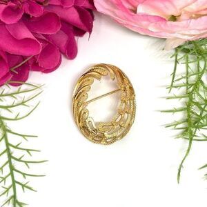 VINTAGE⚜️TRIFARI Golden Feathered Oval Brooch